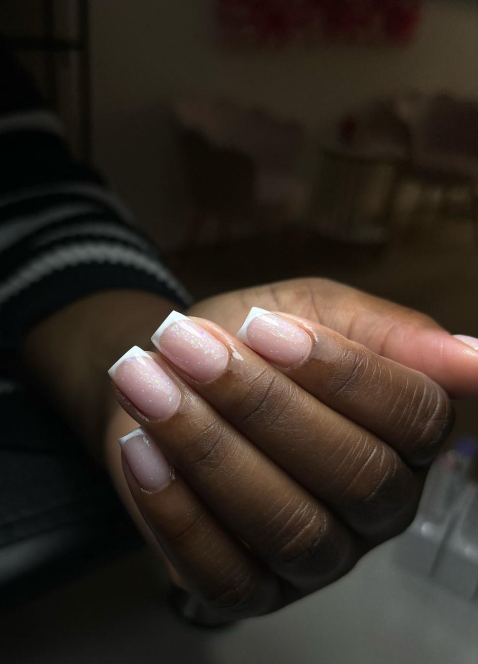 Witte French tips op korte nagels, foto van Shanaira