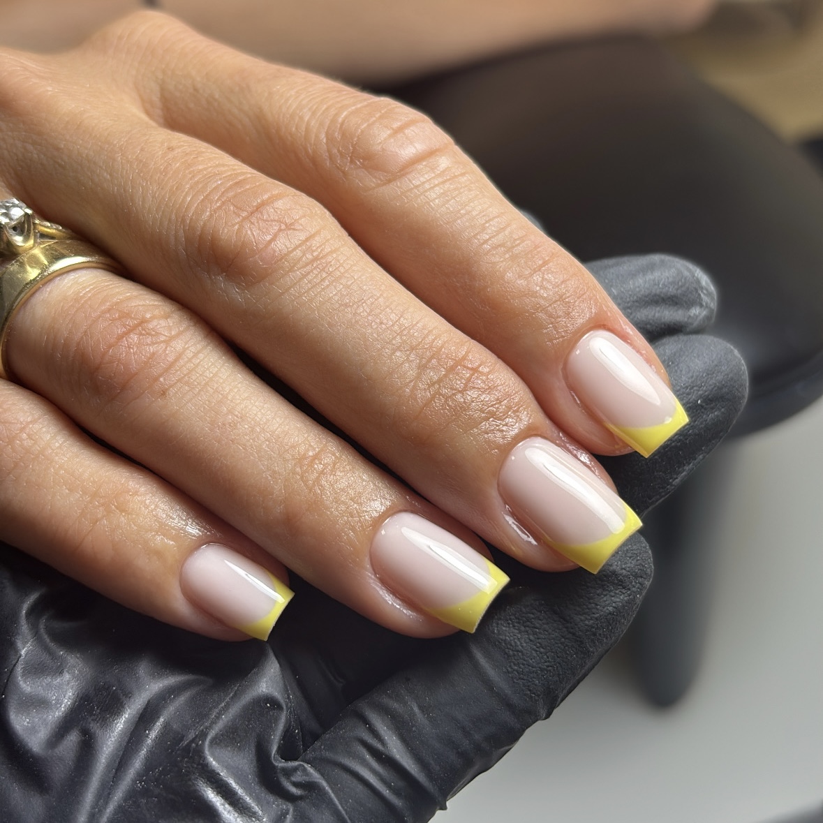 Korte vierkante nagels met gele French tips