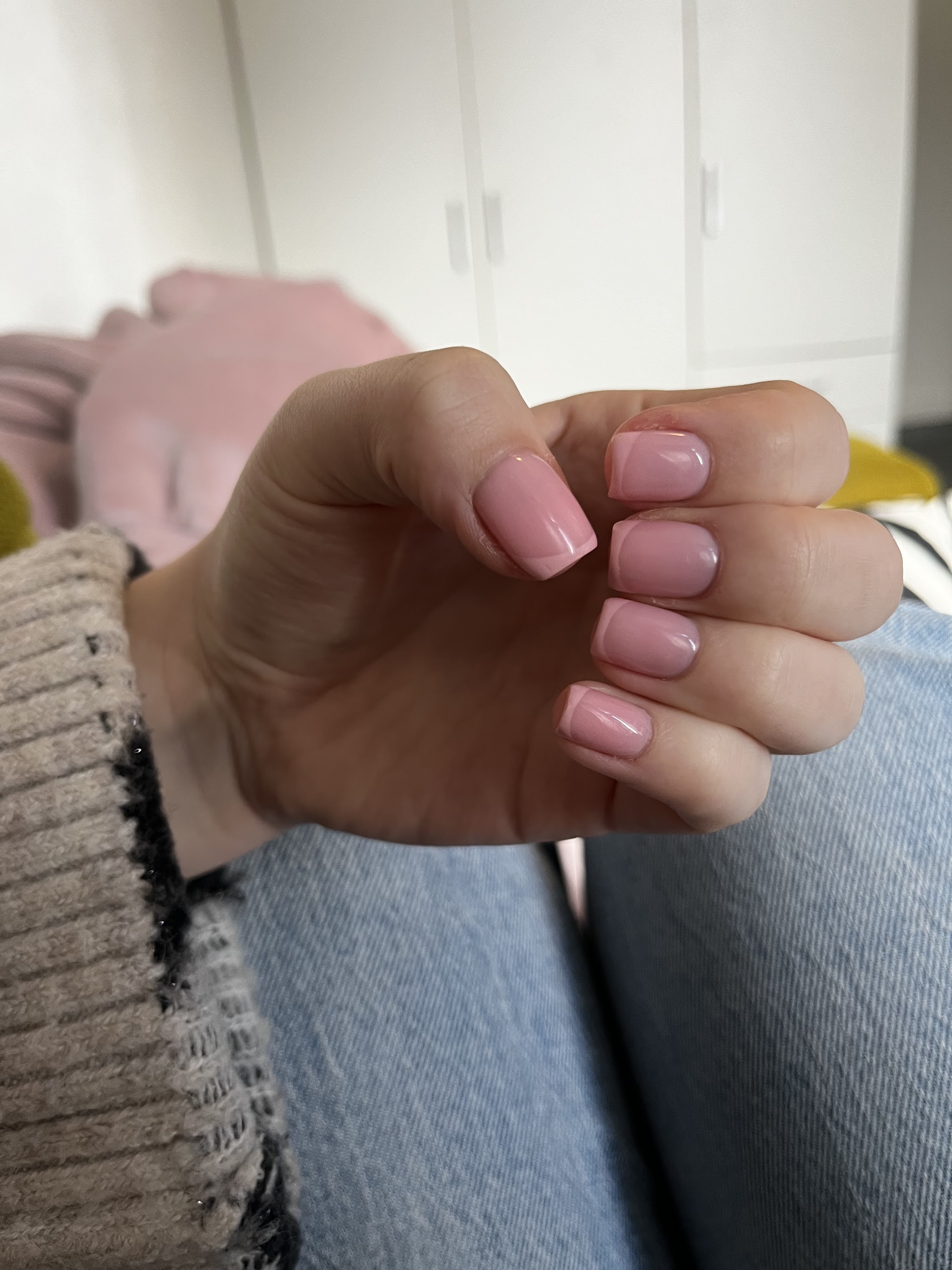 Korte roze gelnagels, foto van Danila Hofstra